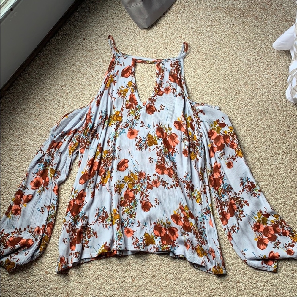 Super cute open shoulder top